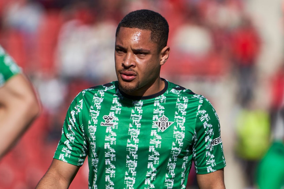 Barcelona observa possível saída de Vitor Roque para o Palmeiras: Decisão Importante.