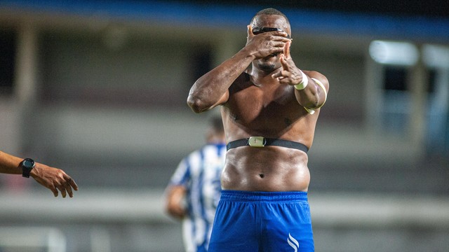 Igor Bahia comemora gol do CSA contra o CSE