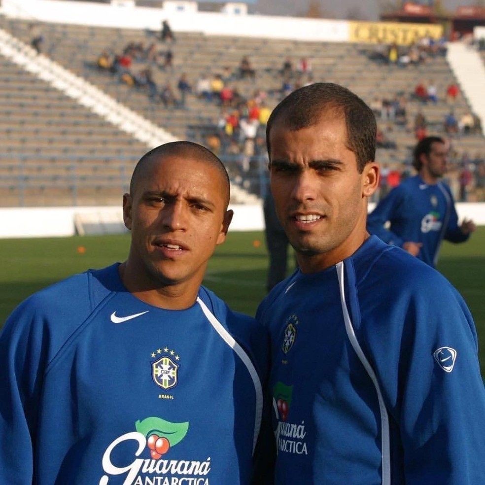 Felipe e Roberto Carlos em foto com a Seleção.