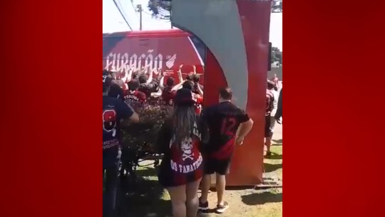 Ônibus do Athletico chega ao CT do Caju com protestocamarote vai de bettorcedores após derrota para o Flamengo