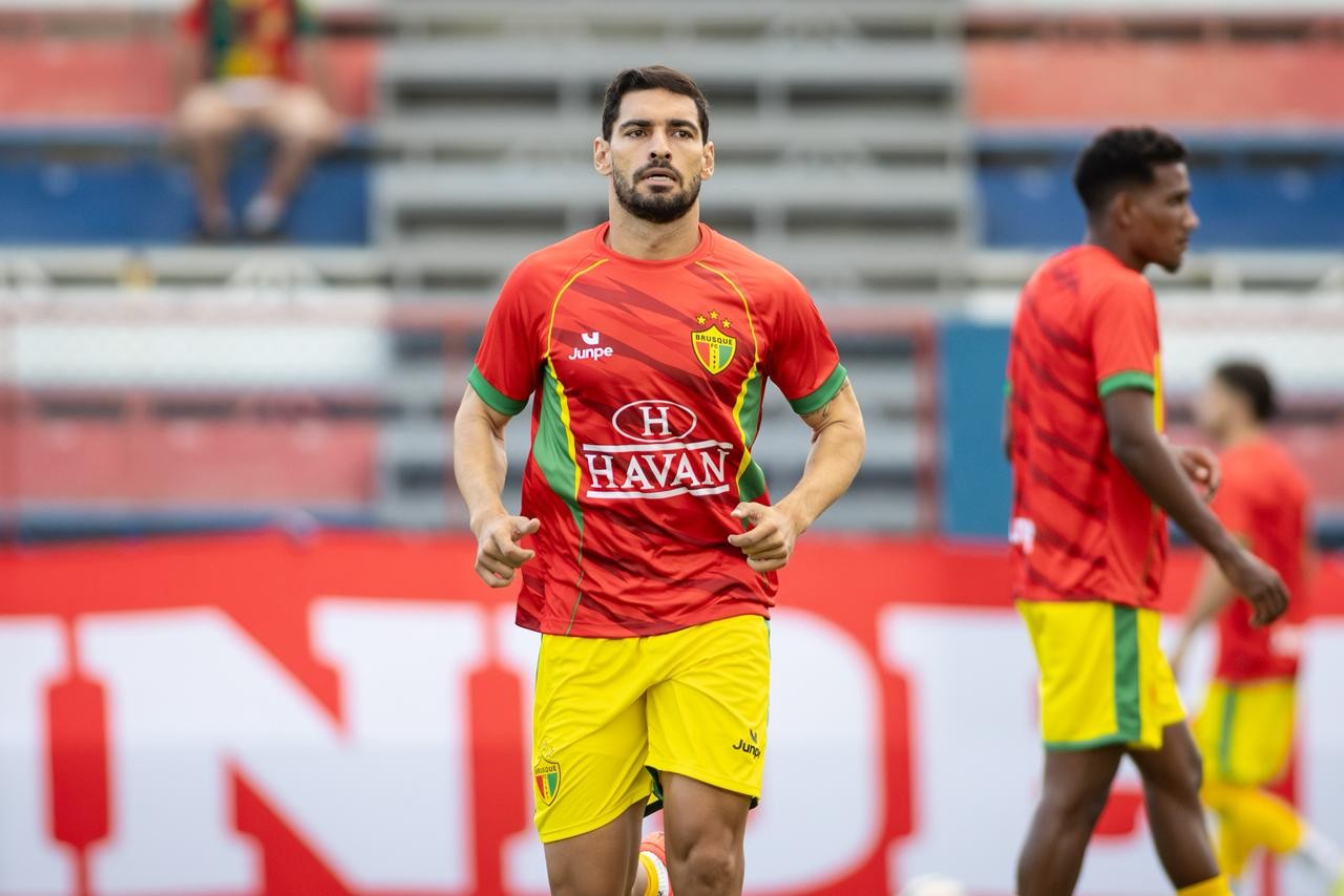 Zagueiro sofre lesão ligamentar e desfalca o Brusque na Série C