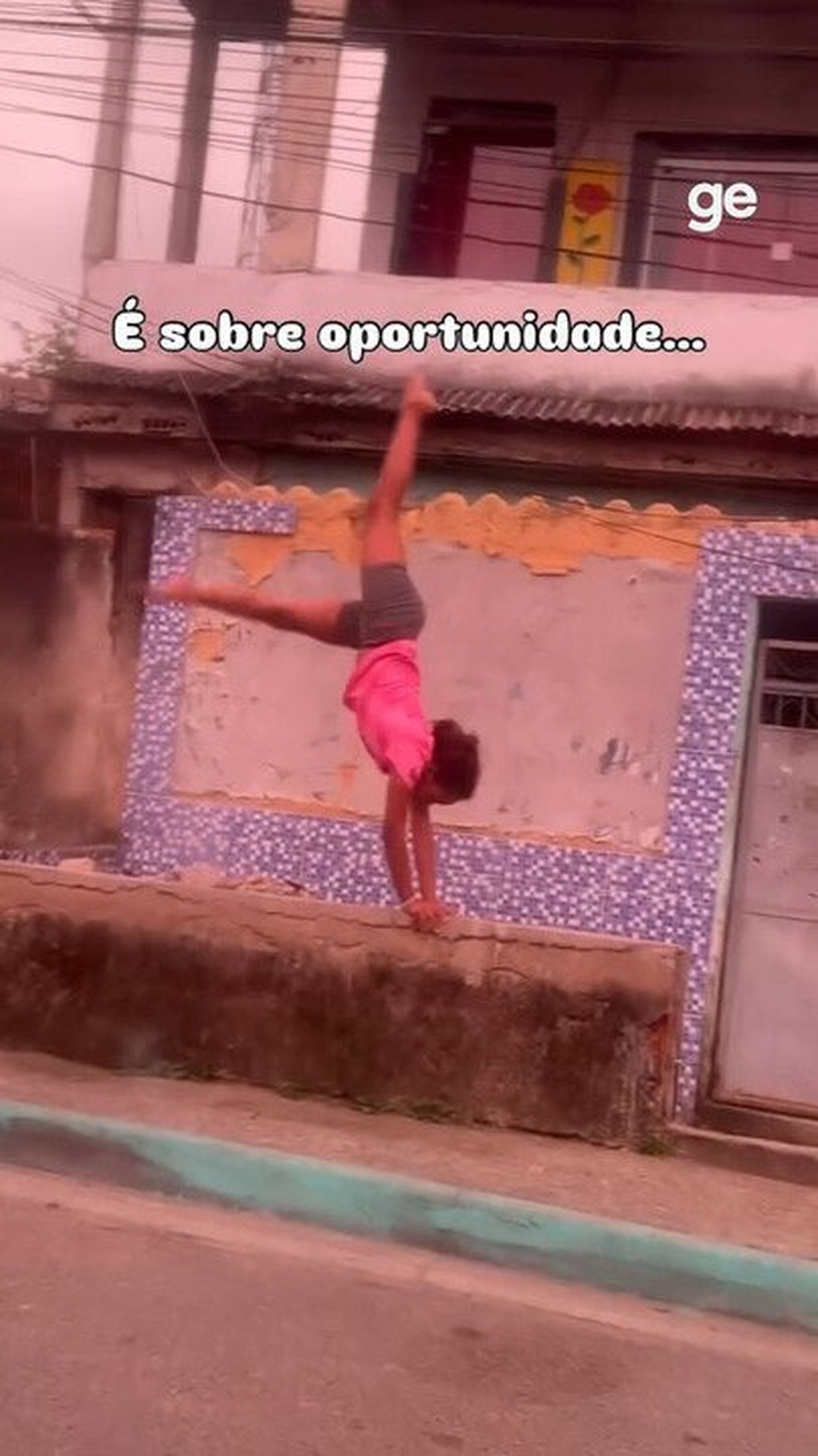 Ginasta de 11 anos viraliza ao improvisar treino em mureta; veja vídeo