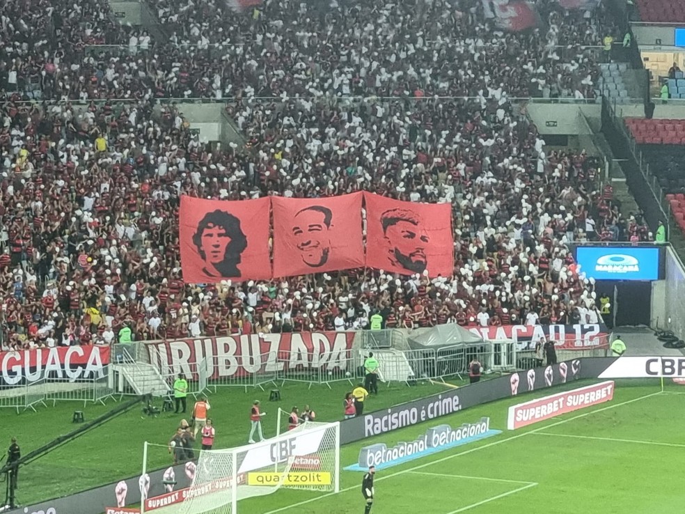 Torcida do Flamengo levanta bandeirão de Gabigol ao lado das de Zico e Adriano — Foto: Thiago Lima / ge