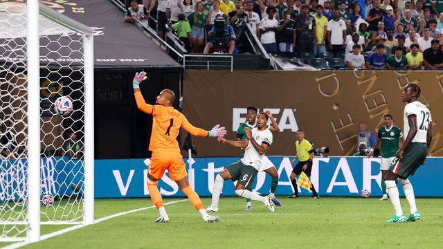 Estêvão marca golaço em Palmeiras x Chelsea