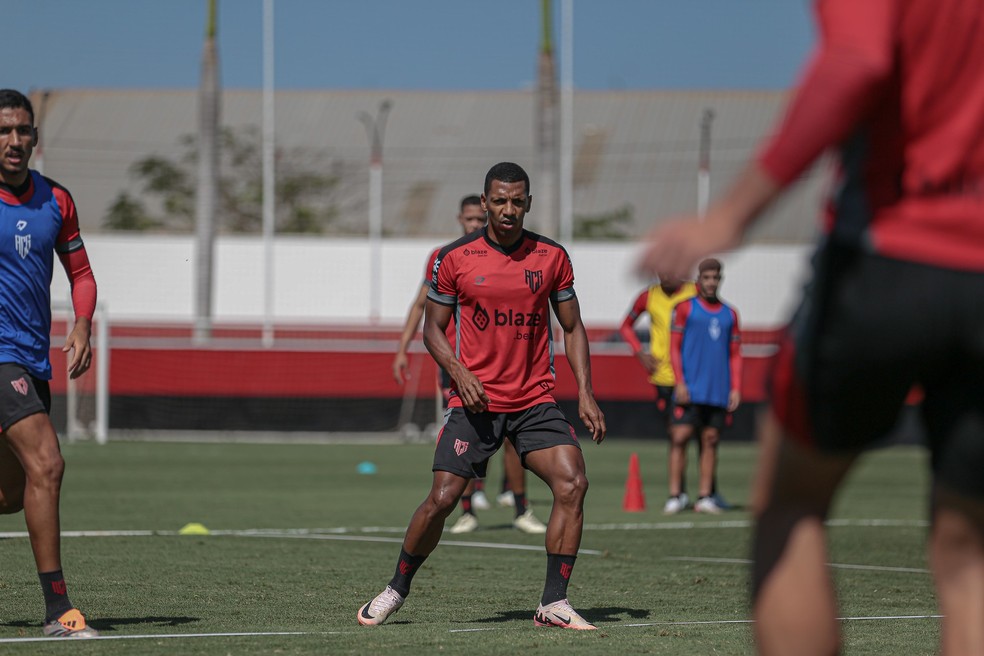 Jean Dias fica à disposição de Lacerda após cumprir gancho — Foto: Bruno Corsino/ACG