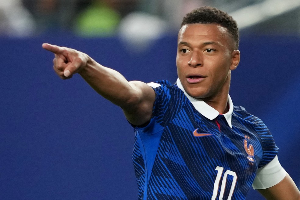 Mbappé durante França x Iraque — duelo com Messi em pauta