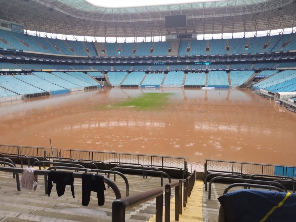 Gramado da Arena do Grêmio está completamente alagado — Foto: Diego Baldi
