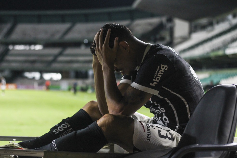 Ruan Oliveira, do Corinthians, deixa a partida contra o Coritiba — Foto: Gabriel Machado/AGIF