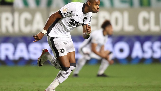 Júnior Santos comemora gol contra o América-MG