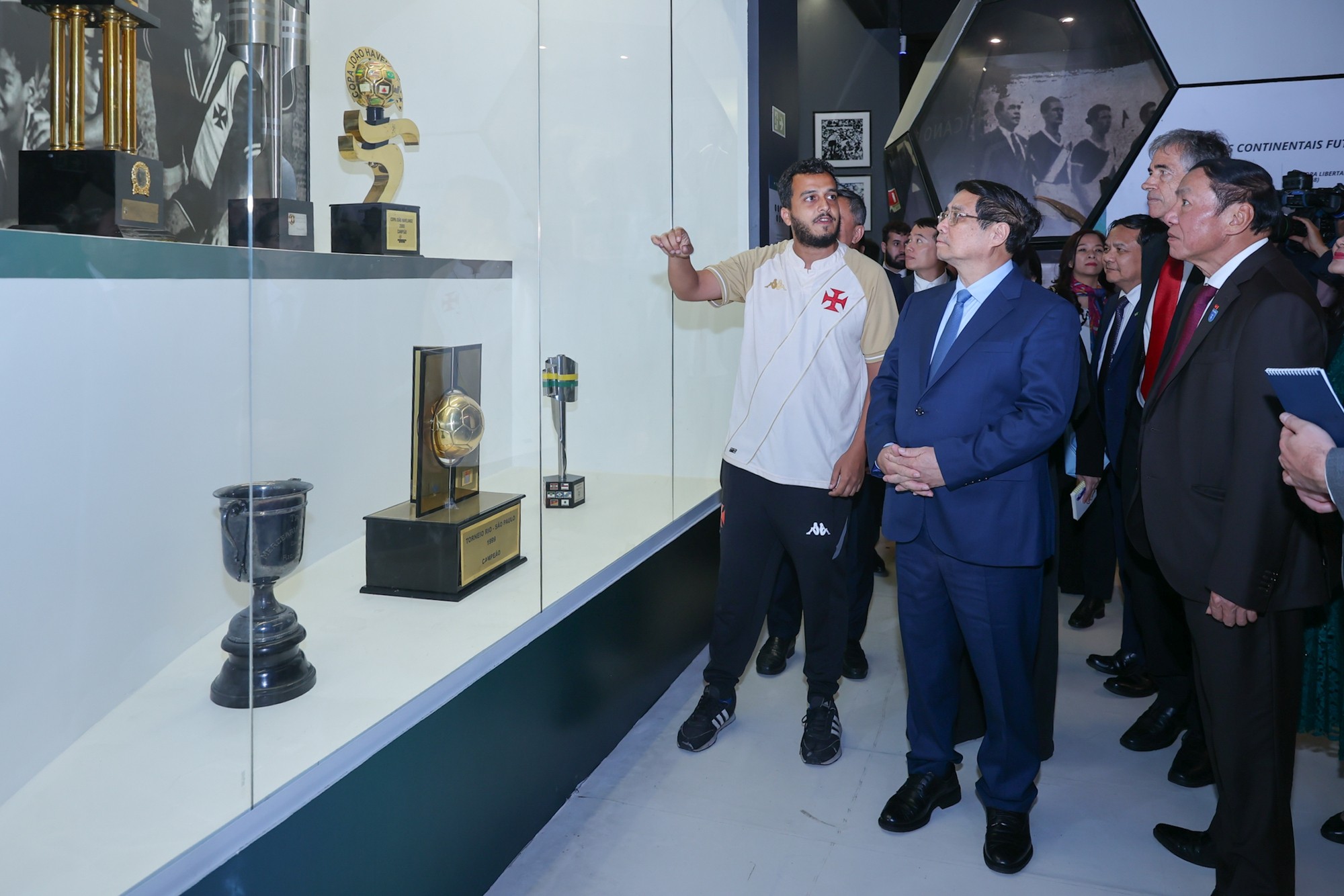 Vasco abre as portas e guia primeiro-ministro do Vietnã em visita a São Januário