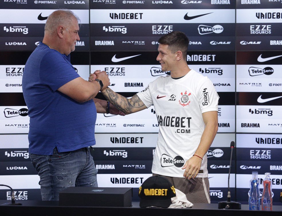 Rodrigo Garro é apresentado no Corinthians por Rubão — Foto: Rodrigo Coca/Agência Corinthians