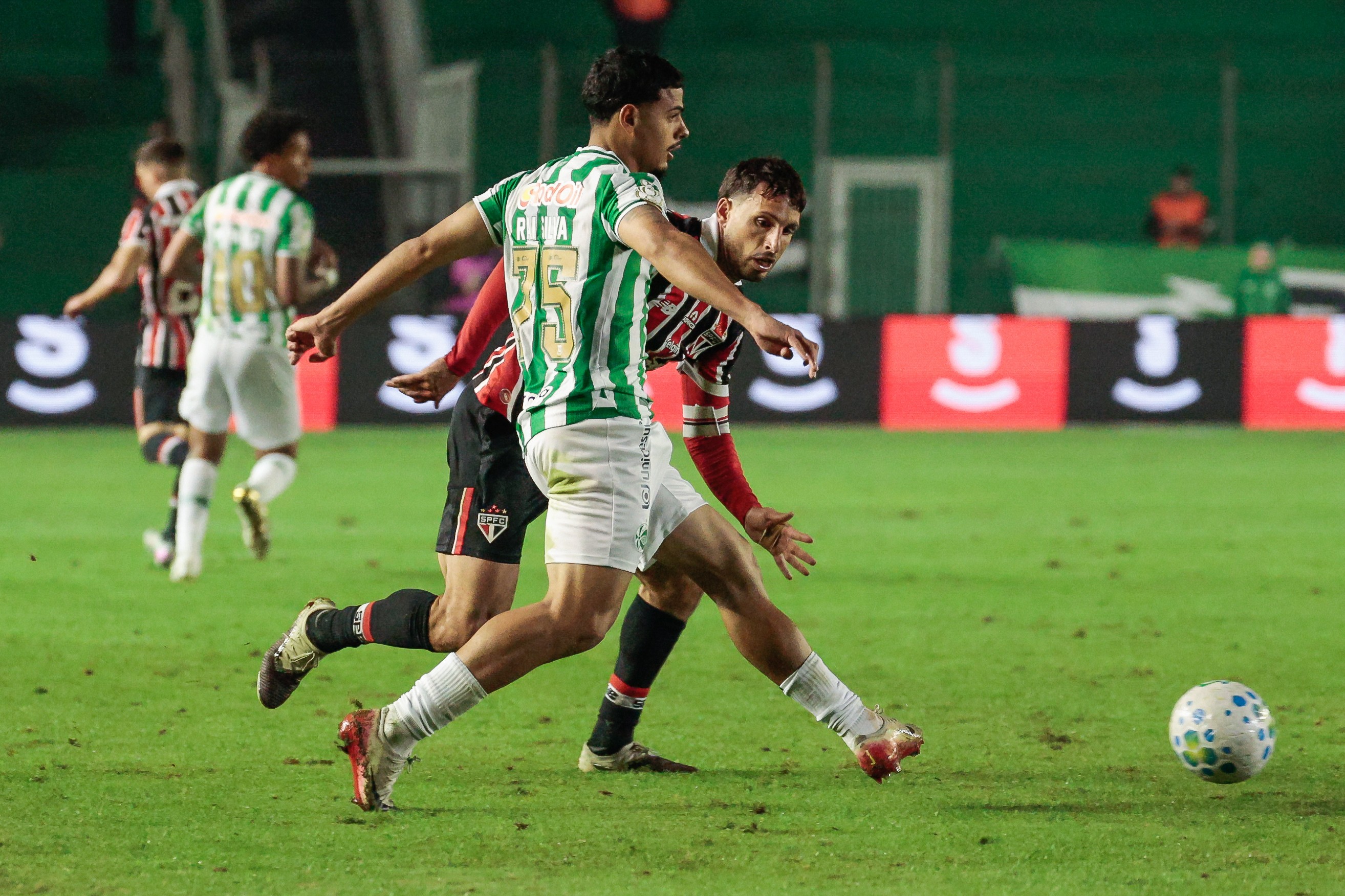 Calleri detona São Paulo por eliminação na Copa do Brasil: "Fomos uma m..."