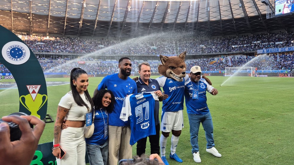 Gerson é apresentado pelo Cruzeiro no Mineirão — Foto: Danny Paiva