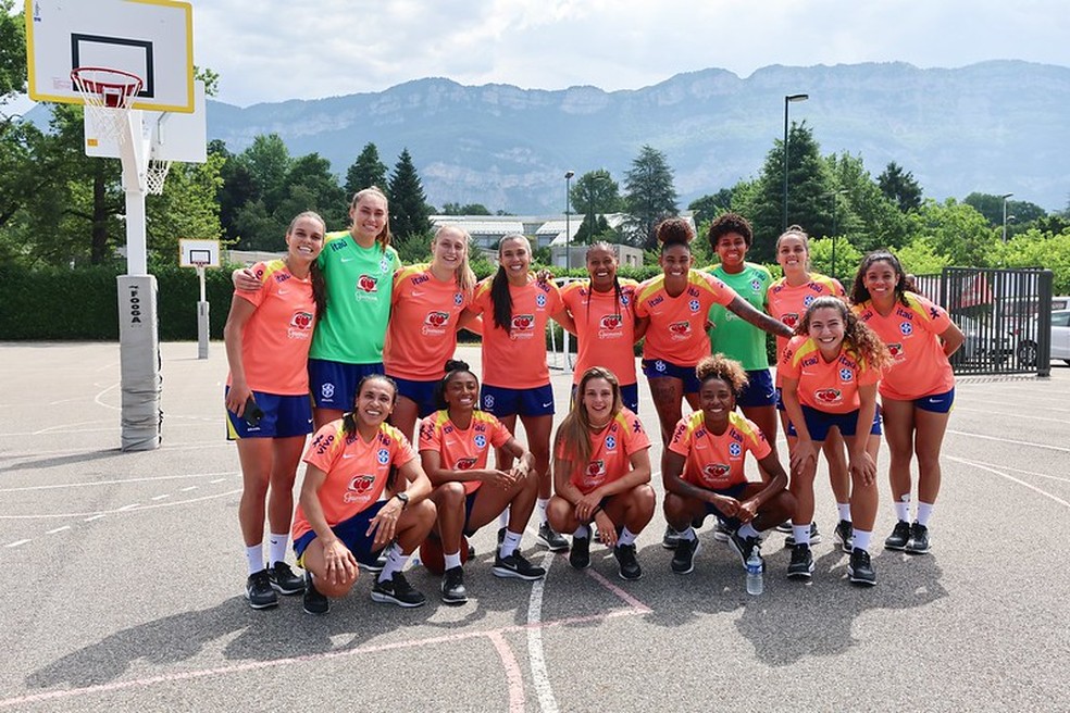 Seleção feminina treina em Grenoble para amistoso contra a França — Foto: Lívia Villas Boas / CBF