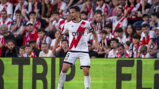 Vasco busca zagueiros e avalia opções no mercado