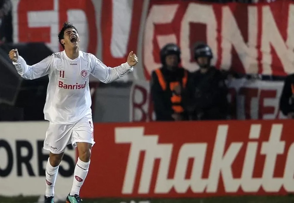 Giuliano comemora gol em Quilmes contra o Estudiantes — Foto: AFP