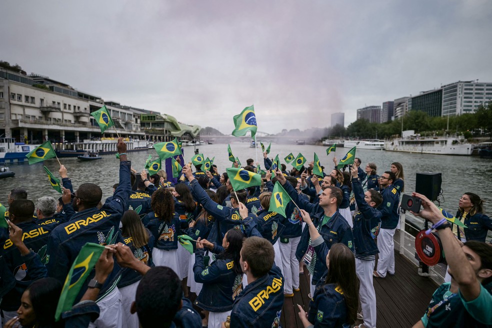 Embarcao do Brasil na cerimnia de abertura de Paris  Foto: Reuters