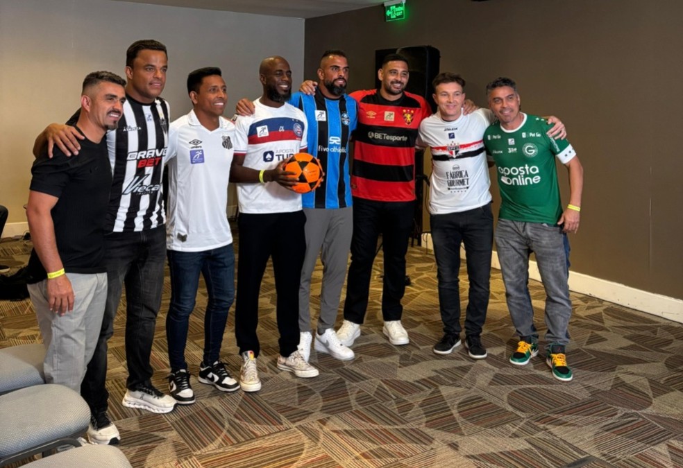 Capitães posam para foto no evento oficial de apresentação da liga — Foto: Pedro Guevara