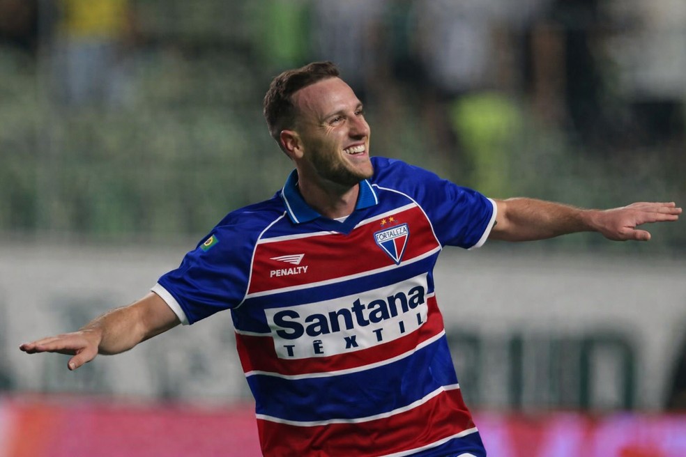 Pochettino em montagem utilizando uniforme do Fortaleza de 2002 — Foto: Montagem, IA