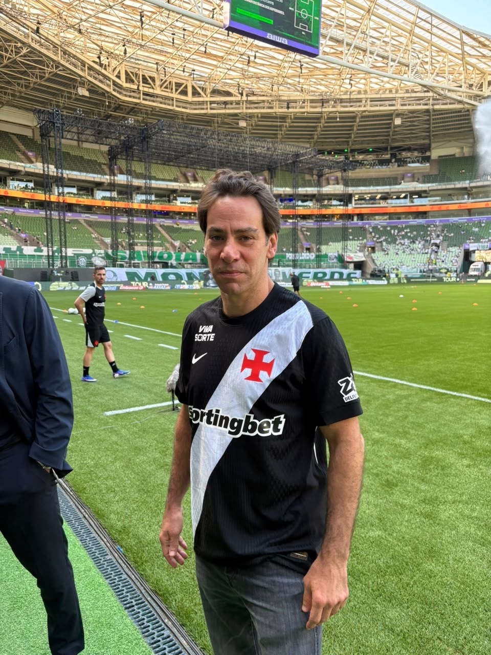 Interessado na compra da SAF, Lamacchia veste camisa do Vasco e vai ao gramado antes do jogo contra o Palmeiras