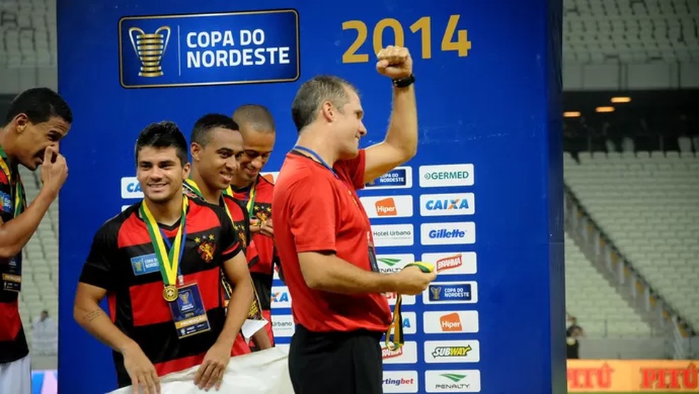 Eduardo Baptista comemora título da Copa do Nordeste 2014 pelo Sport — Foto: Aldo Carneiro/Pernambuco Press