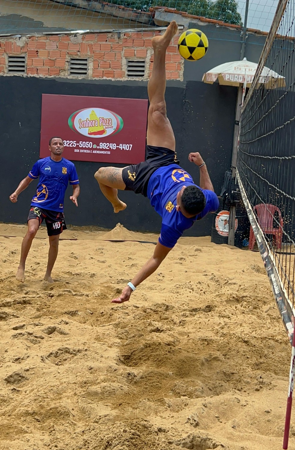 Manobra de futevôlei em jogo de Porto Velho — Foto: Mila Bacagini