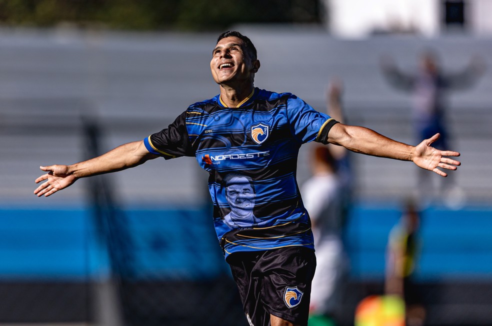 Paulinho foi o artilheiro do QFC na conquista do título da segunda divisão — Foto: Daniel Santos