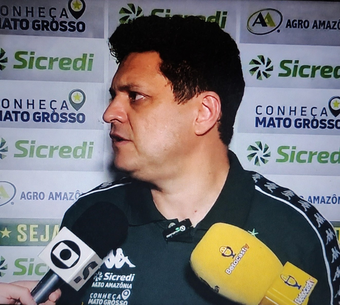 Presidente do Cuiabá critica gramado dos Aflitos: "Campo horrível"