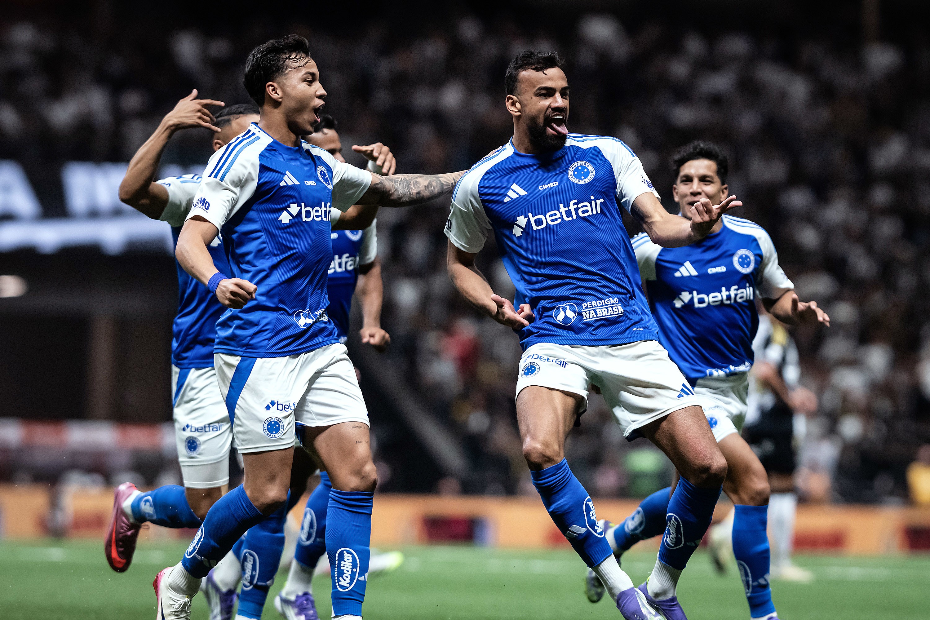 Cruzeiro domina fora de casa no confronto.