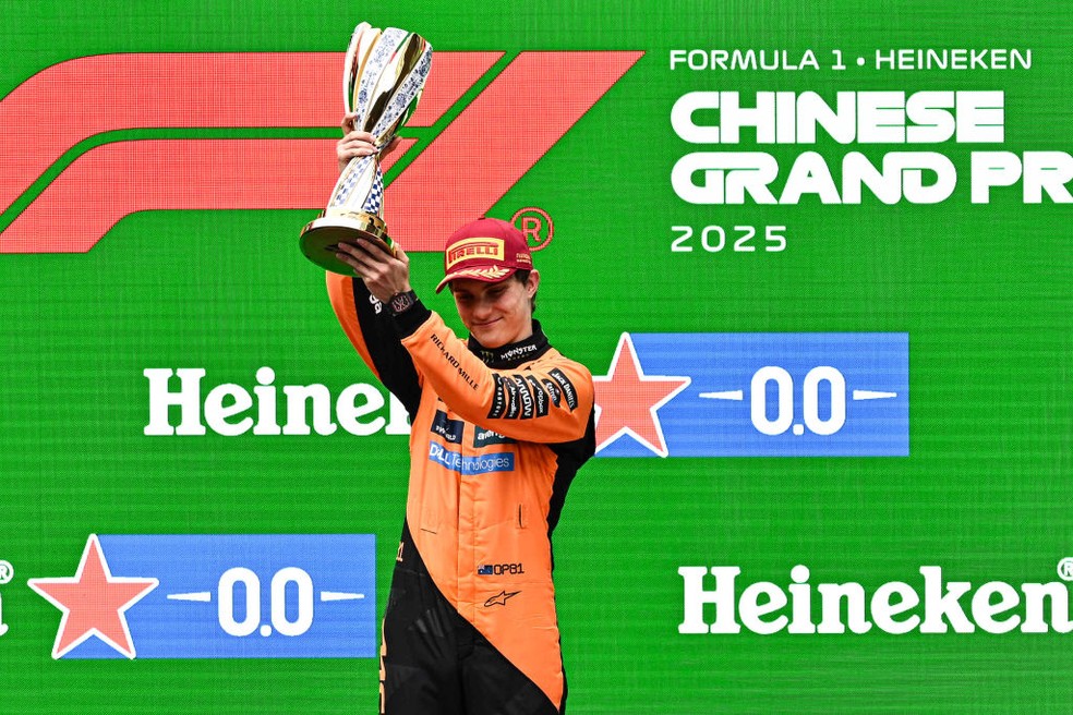 Oscar Piastri celebra vitória no GP da China da F1 em 2025 — Foto: John Ricky/Anadolu via Getty Images