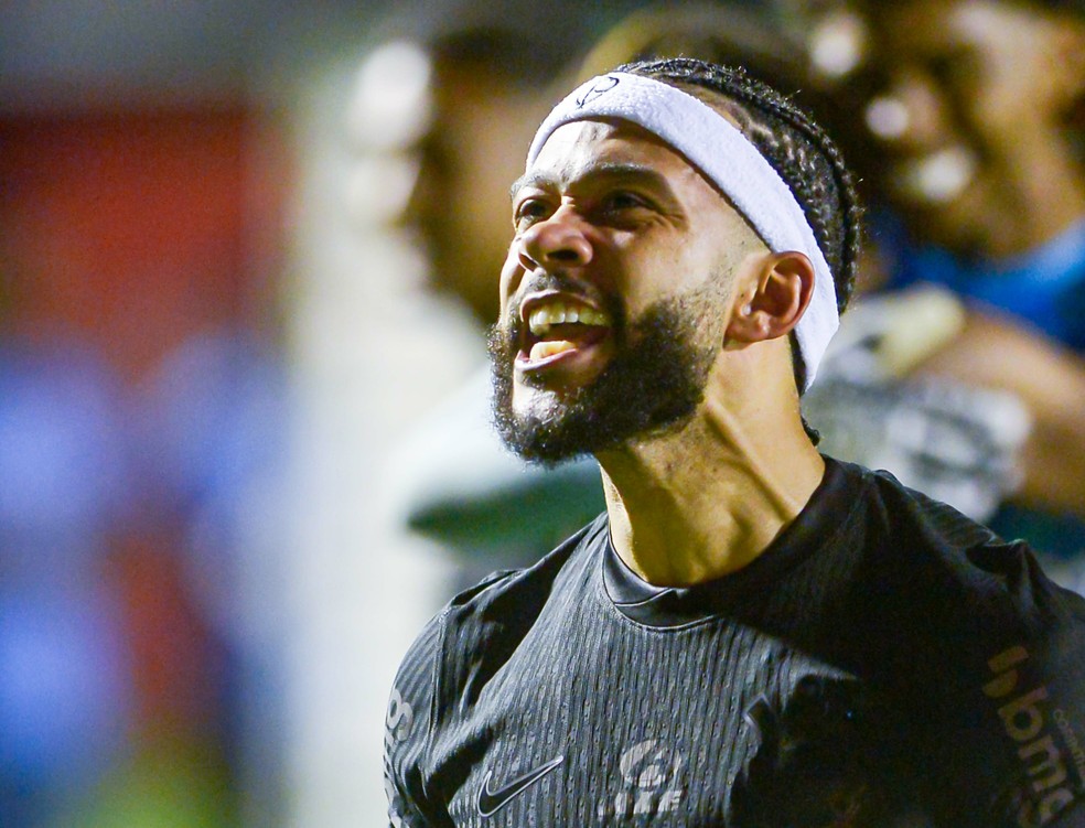 Memphis Depay comemora o gol que deu a vitória sobre o Vitória — Foto: Jhony Pinho/AGIF