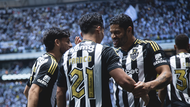 Alan Franco e Hulk comemorando gol; Atlético-MG x Ceará