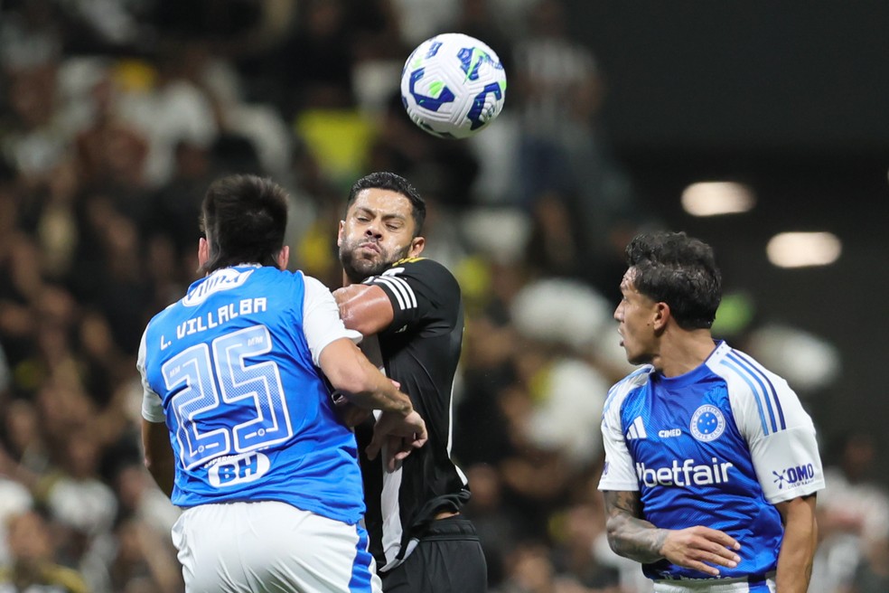 Villalba e Hulk, em Atlético-MG x Cruzeiro na Arena MRV — Foto: Gilson Lobo/AGIF