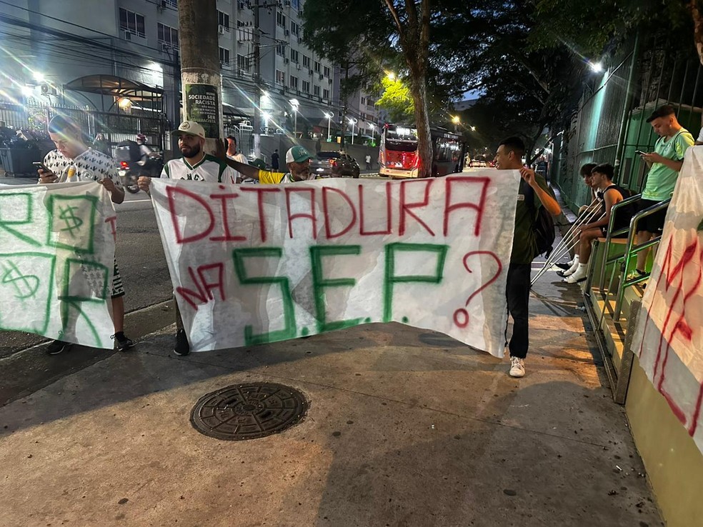Protesto da torcida do Palmeiras: "Ditadura na SEP?" — Foto: Thiago Ferri
