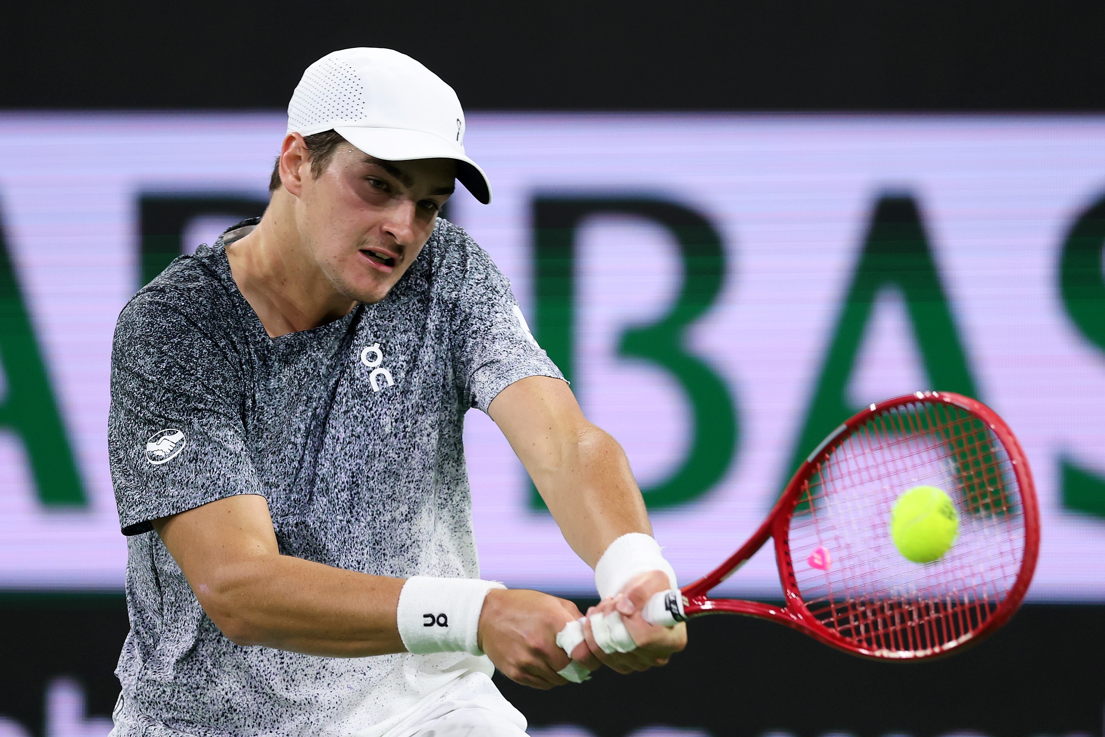 João Fonseca luta, mas cai diante de Sinner em Indian Wells