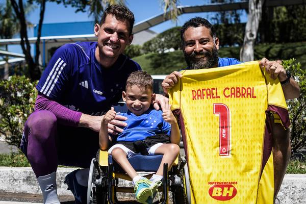 Cruzeiro recebe visitas especiais na Toca e realiza sonho de torcedores PcD: Inclusão social