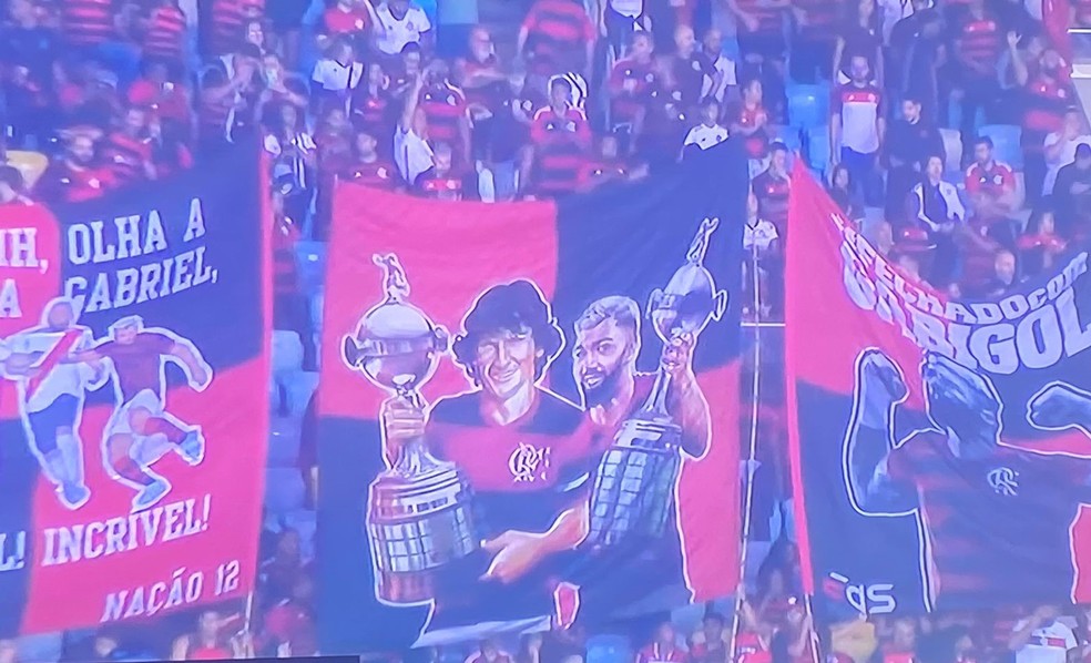 Bandeiras de Gabigol nas arquibancadas do Maracanã — Foto: Reprodução