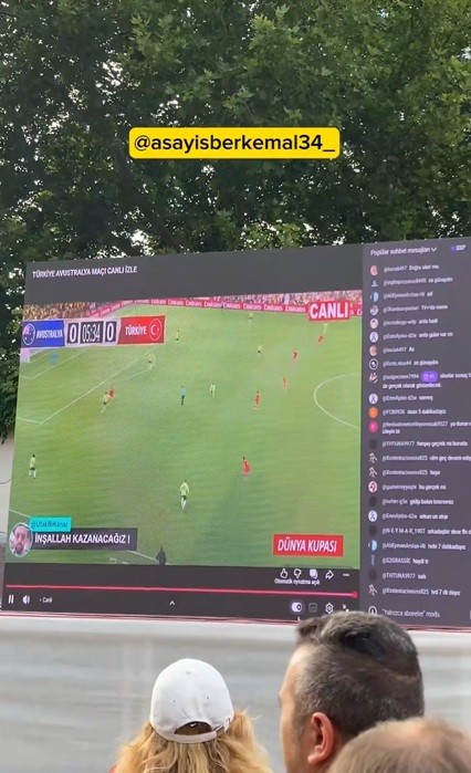 Turcos se reúnem para ver estreia da seleção, mas são surpreendidos com jogo de PES no telão