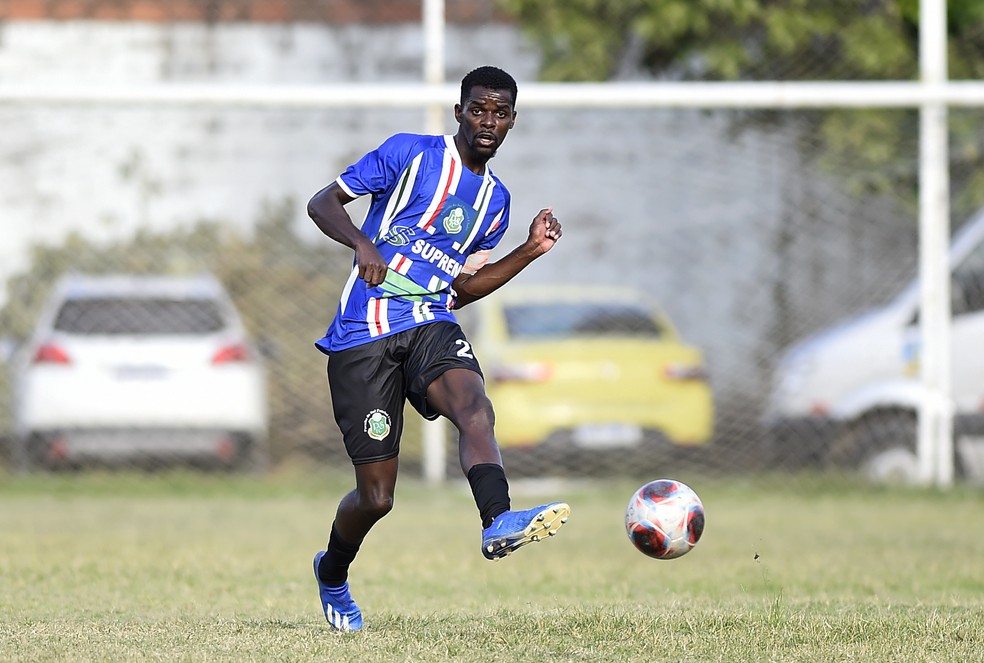 Drogba toca a bola na partida entre Para&iacute;ba do Sul e Itabora&iacute; Profute pela s&eacute;rie C  &mdash; Foto: Andr&eacute; Dur&atilde;o