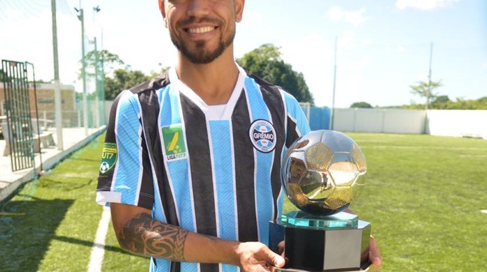 Grêmio testa melhor do mundo de futebol 7 no campo e estuda contrato