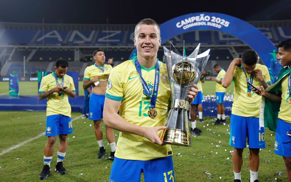 Igor Serrote ostenta a taça do Sul-Americano Sub-20 — Foto: Rafael Ribeiro / CBF