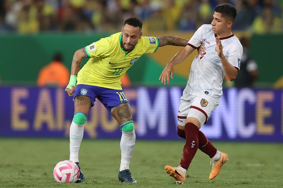 Neymar protege bola em duelo entre Brasil x Venezuela — Foto: Vitor Silva / CBF