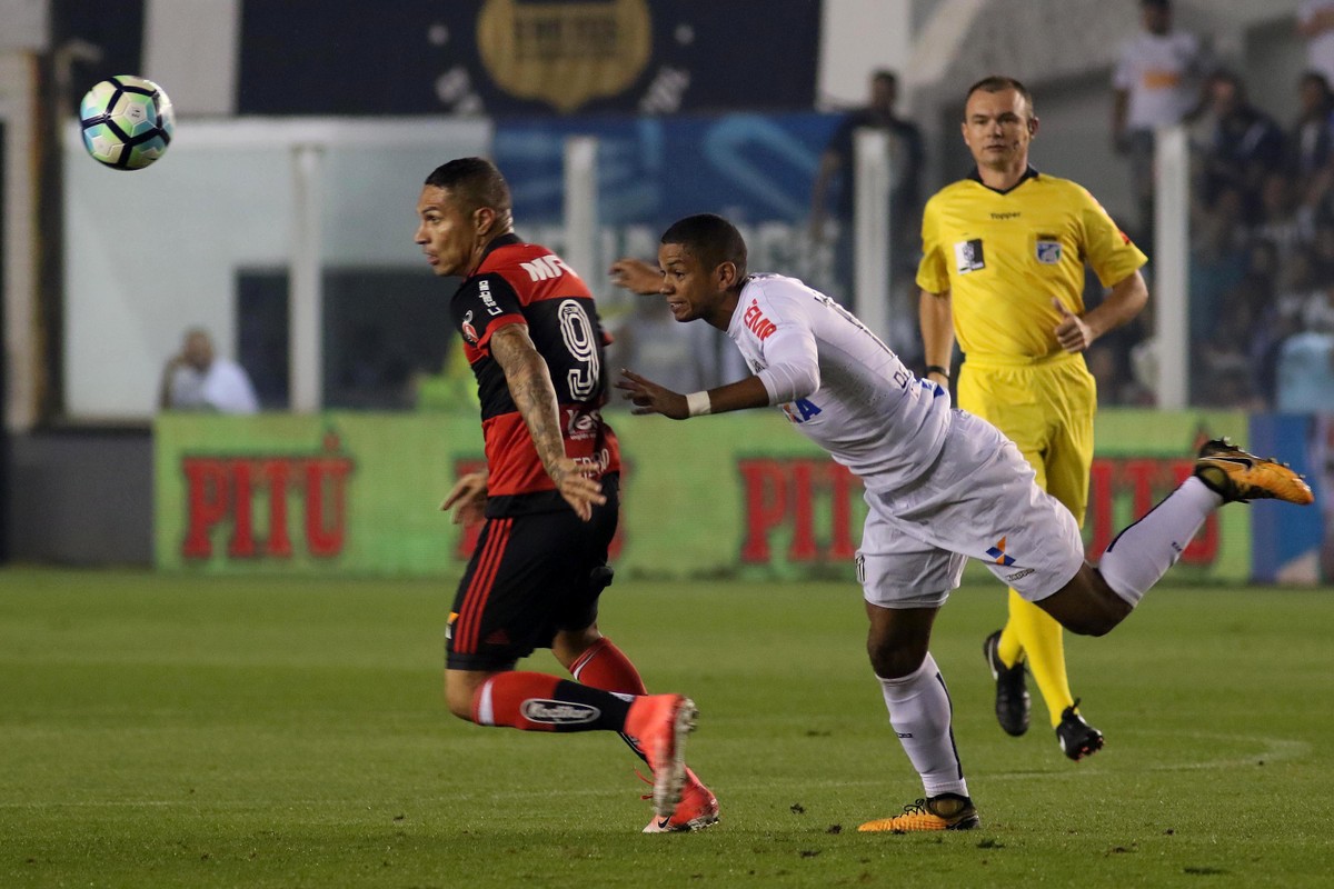 São Paulo vira sobre o Santos na Vila e avança à final do