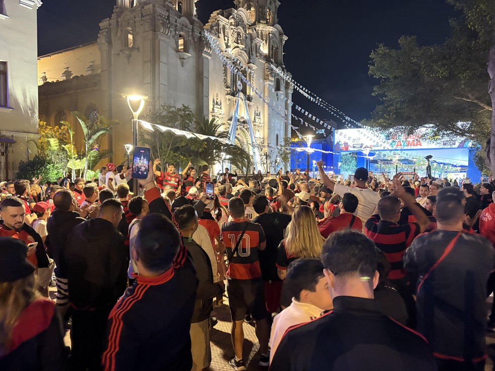 Torcedores do Flamengo caminharam pelas ruas de Lima para ir de encontro ao time — Foto: Emanuelle Ribeiro