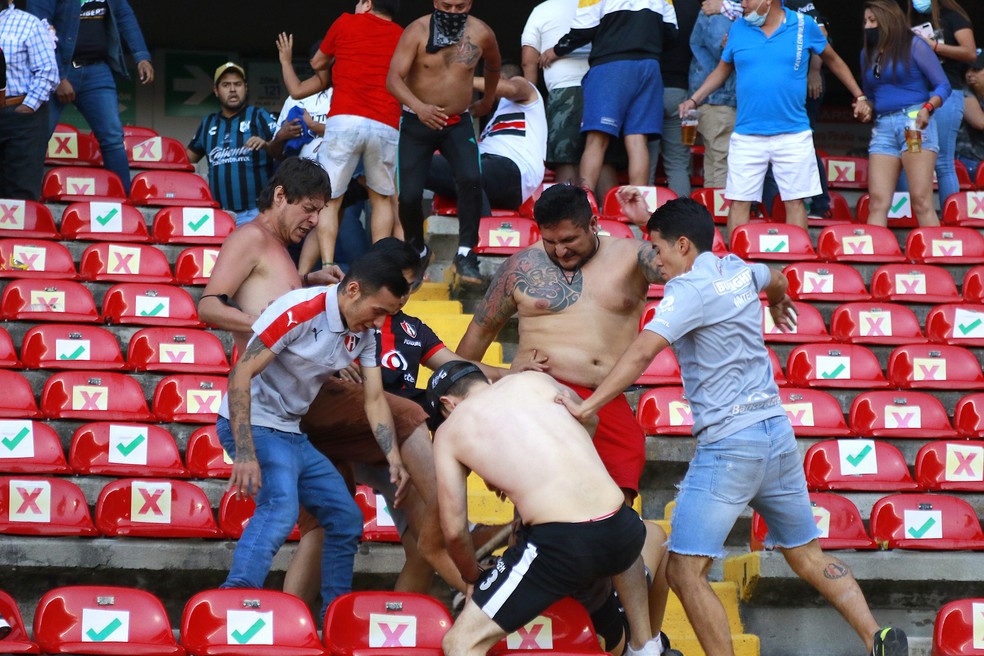 Um dia antes de briga na torcida, jogadores do Querétaro simularam