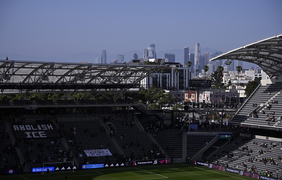 Torcida do Los Angeles FC faz protesto contra pol&iacute;ticas de Trump &mdash; Foto: Orlando Ramirez/Getty Images