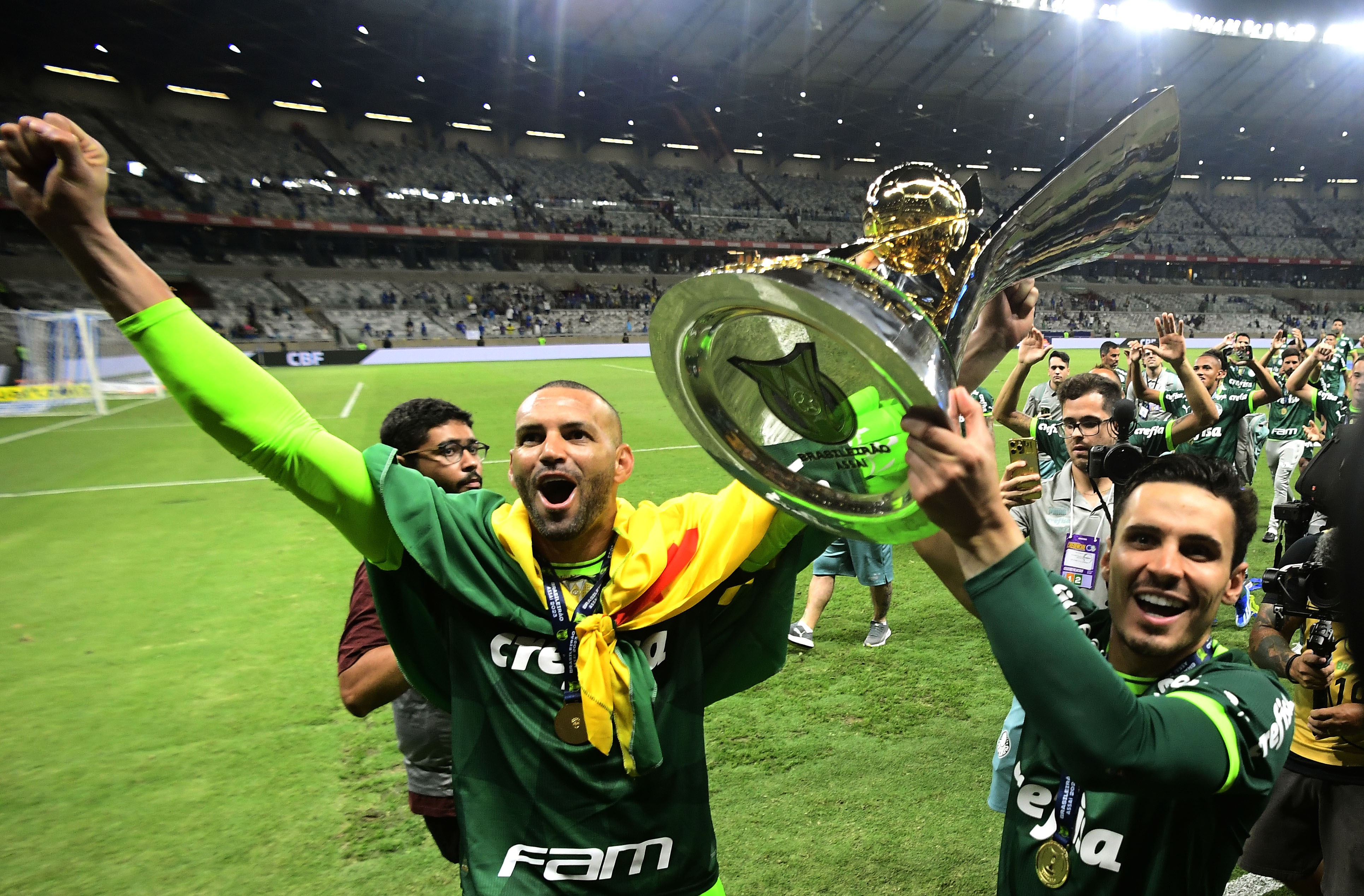 Palmeiras em alta: Weverton e Raphael Veiga têm futuro definido em meio a negociações difíceis