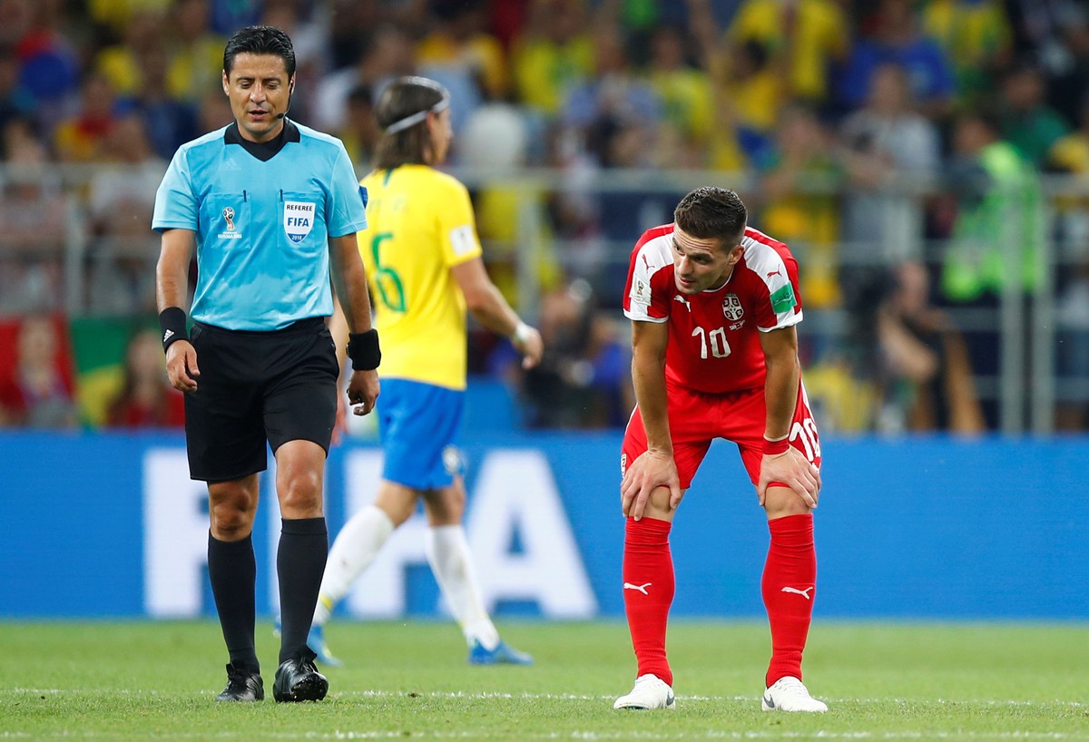 Árbitro da estreia do Brasil na Copa já expulsou Ronaldinho no