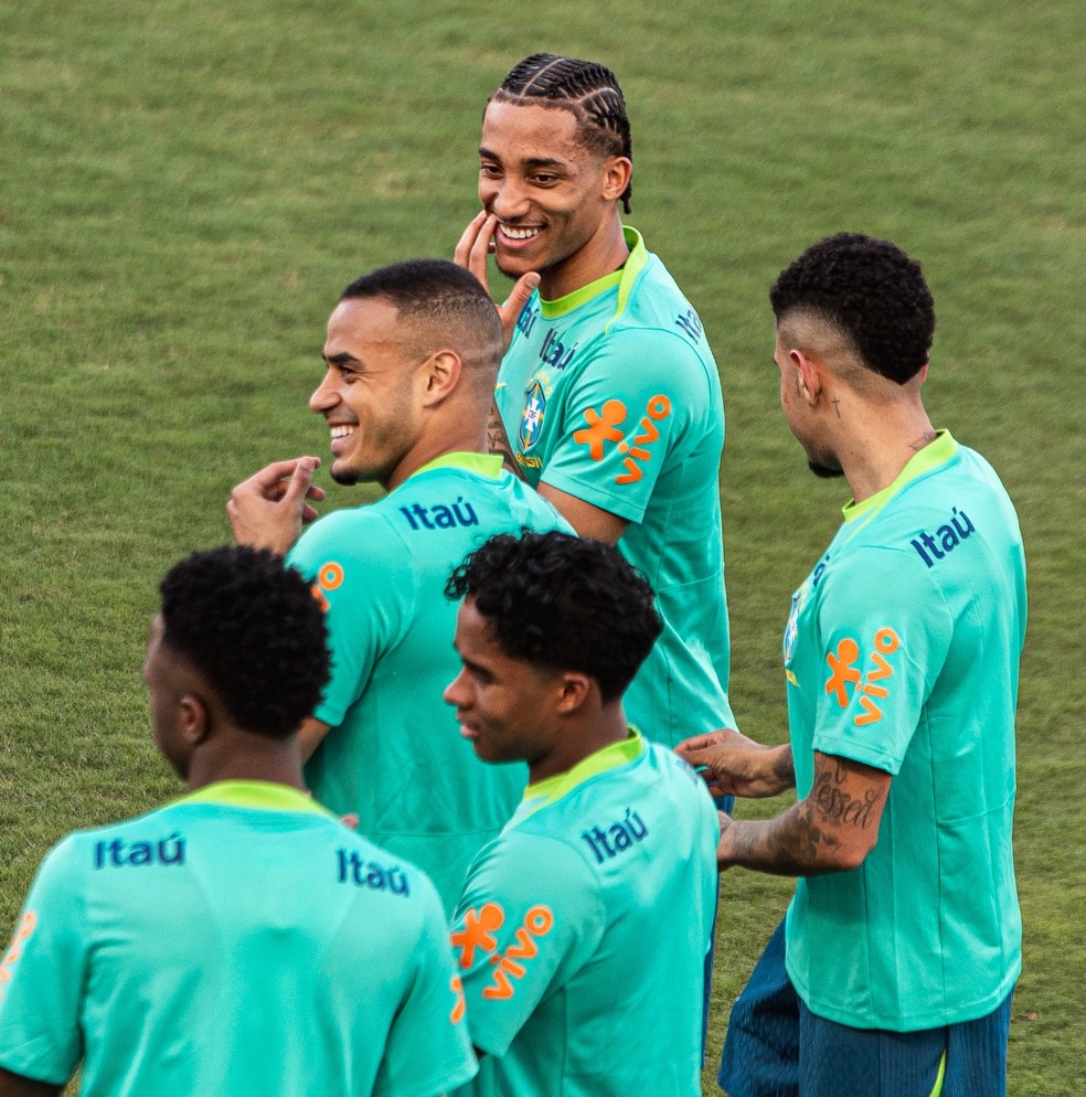 João Pedro se diverte com Murillo em treinamento da Seleção em Brasília — Foto: Ricardo Ribeiro