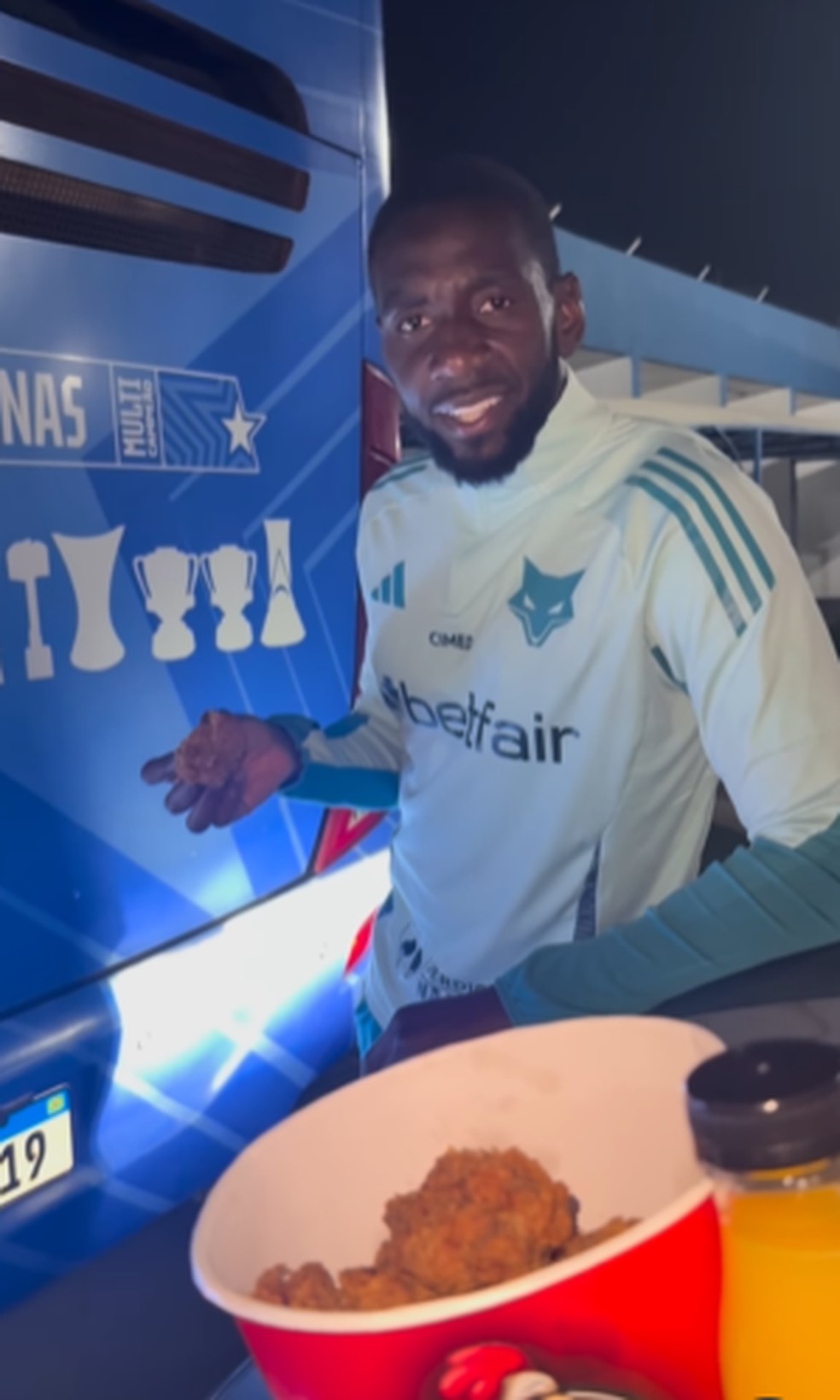 Bolasie come frango frito após vitória sobre o Atlético-MG